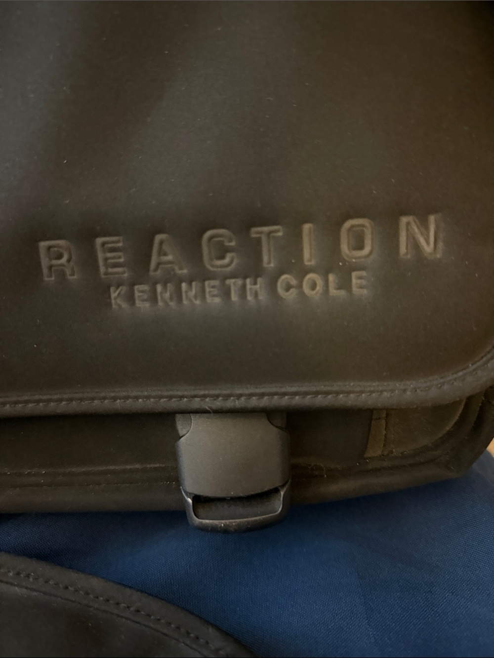 Kenneth Cole Reaction Black Messenger /Laptop Bag with Adjustable Strap - Picture 2 of 9